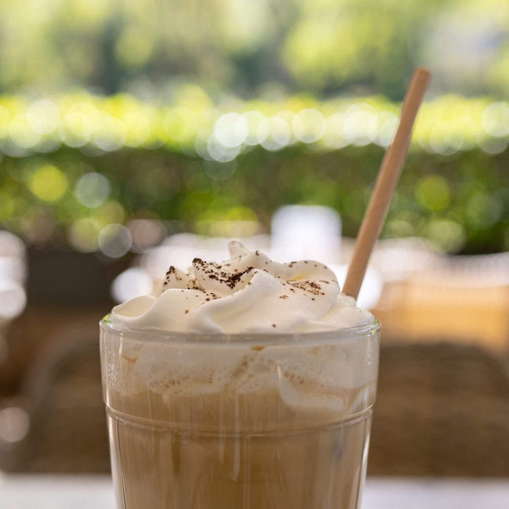 Iced latte Simbad servido en la terraza de Palma