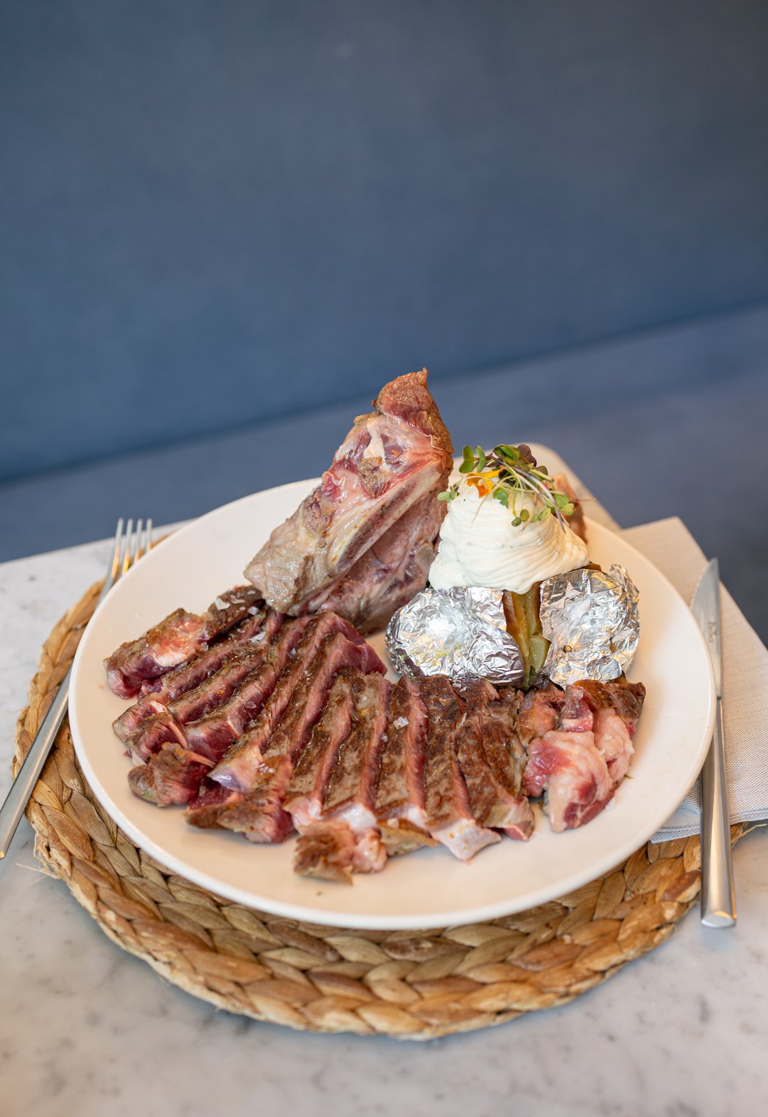 Chuletón de ternera gallega con patata al horno en Simbad
