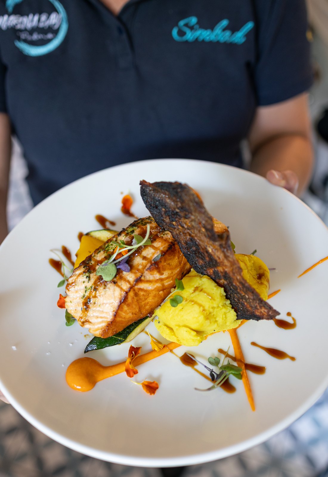 Pescado fresco a la parrilla con guarnición en el Restaurante Simbad