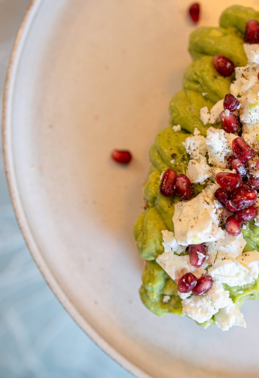 Tostada de aguacate, feta y granada de la carta de desayunos de Simbad